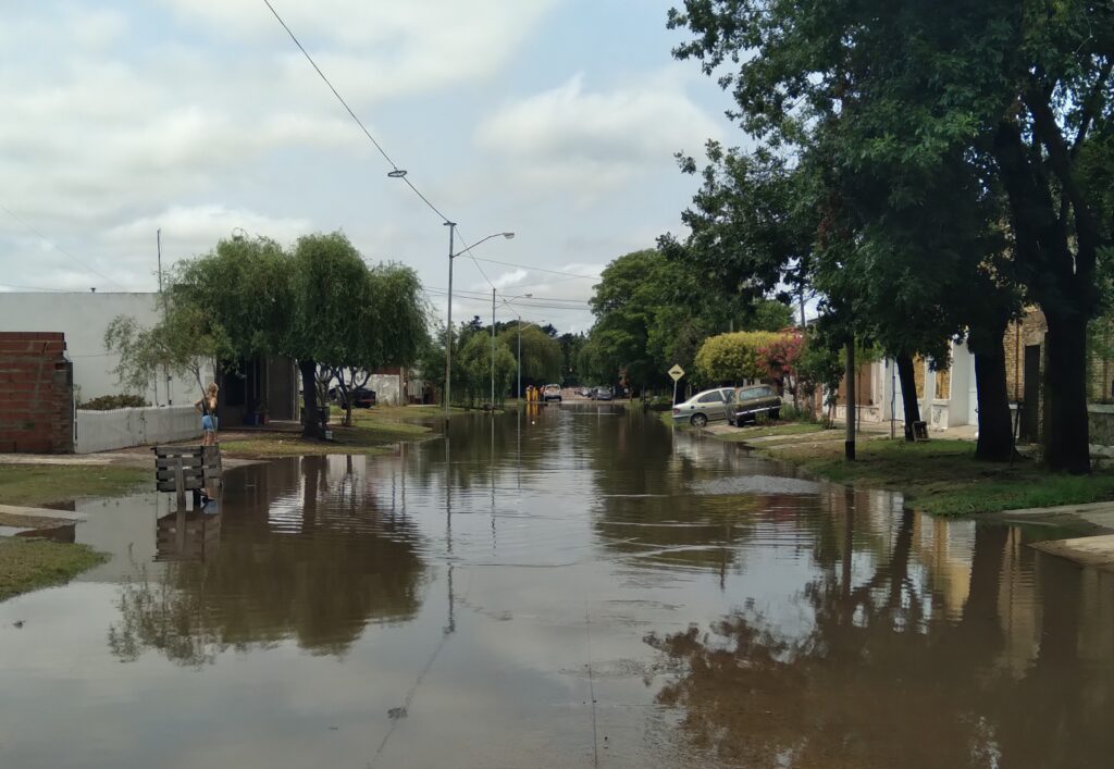 Después de 200 mm de lluvia, agua en las casas, calles instransitables en Bragado