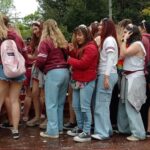 Alegría y colorido en el desfile de los estudiantes