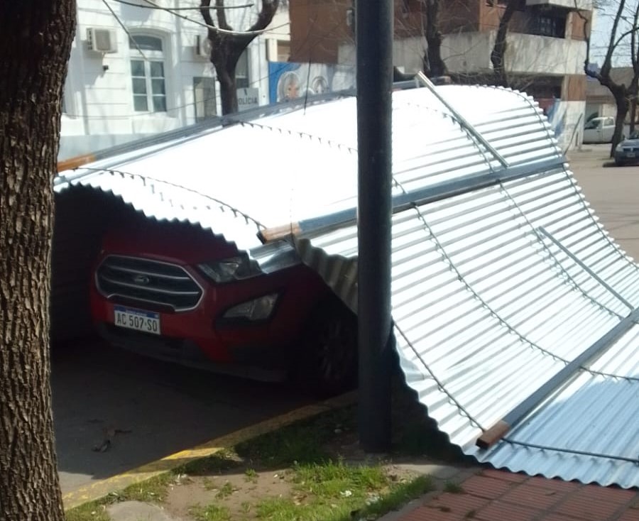 El viento voló parte del techo de la Comisaría local