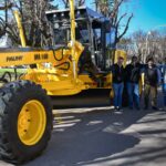 El municipio presentó una nueva motoniveladora para servicios urbanos