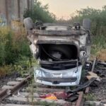 Vuelco impactante: cayó del puente sobre las vías del ferrocarril